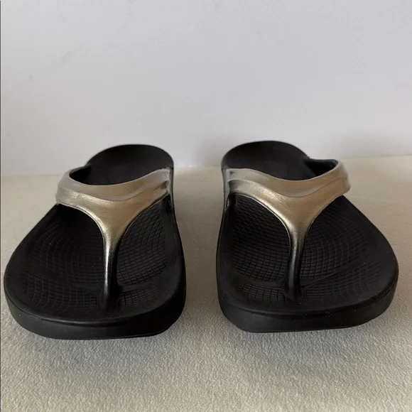 OOFOS flip flops - Picture 3 of 11